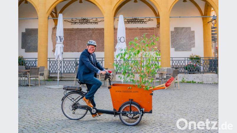 Werbung für mehr Klimaschutz: OB Michael Cerny auf einem E-Lastenfahrrad. Bild: Stadt Amberg/Simon Wiesner