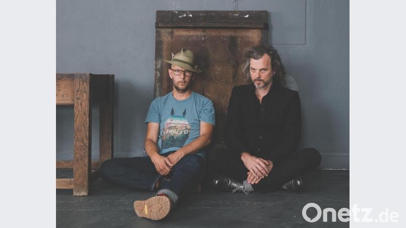 Mit dem Album „Diskothek Maria Elend“ ist aus dem einstigen Duo aus Komponist Gerd Baumann und Texter Sebastian Horn eine siebenköpfigen Band geworden. Am Freitag, 18. Juni, spielen sie in Bärnau. Bild: Bert Heinzlmeier/exb