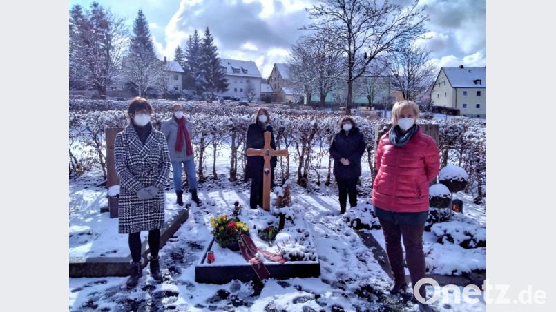 Am Grab von der langjährigen SPD-Vorsitzenden Christine Trenner (von links): Karin Frankerl, Maria Sauer, Annette Karl (MdL), Marianne Schieder (MdB) und Sabine Zeidler. Bild: njn