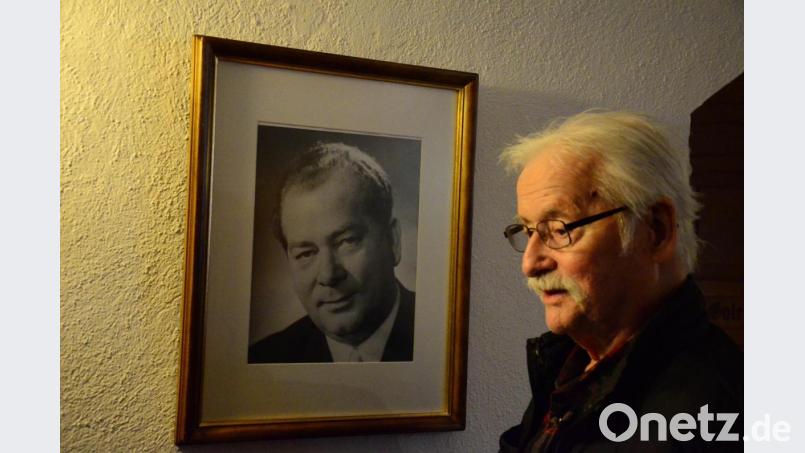 Michael Girke verneigt sich im Kulturzentrum Hans Bauer vor dem Portrait des ehemaligen Oberbürgermeisters. Bild: Kunz