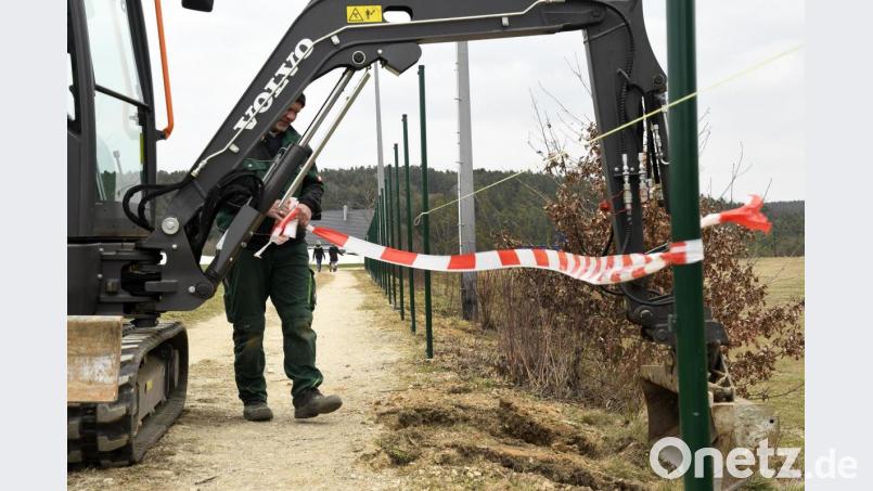 Inzwischen sind die Pfosten neu installiert worden. Ein Unbekannter hatte den neuen Zaun am Sportgelände der Red Devils in Kümmersbruck demoliert. Bild: Petra Hartl