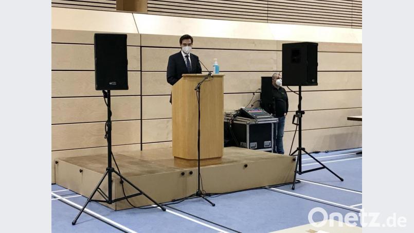 Kein Schmuck in der Halle, Desinfektionsmittel statt Bier oder Wasser in Reichweite. CSU-Kreischef Stephan Oetzinger beschränkte sich auch bei seiner Rede auf der Delegiertenkonferenz in Windischeschenbach nur auf das Nötigste. Bild: mor