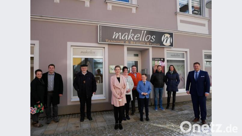 Auch bei der offiziellen Eröffnung konnte Miriam Panzer (Mitte, Vordergrund) auf die Unterstützung ihrer Familie vertrauen: (von links) Angelika und Andreas Kempf, Stadtpfarrer Anton Witt, Michaela und Roland Panzer mit Sohn Rafael, Hubert und Sonja Blechinger und Bürgermeister Stefan Grillmeier. Bild: flm