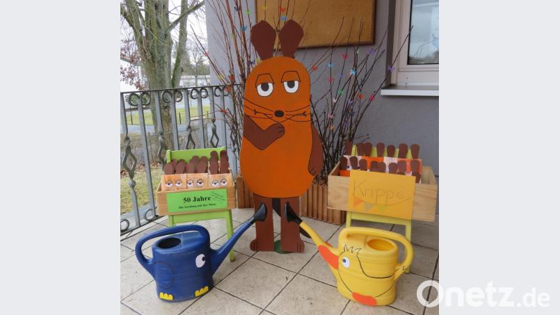 Mit Bastelpaketen, die die Mädchen und Buben vor der Kindertagesstätte &quot;Arche Noah&quot; bei der Maus und ihren Freunden abholen können, erinnern die Erzieherinnen der Einrichtung an das Jubiläum der &quot;Sendung mit der Maus&quot;. Bild: adj