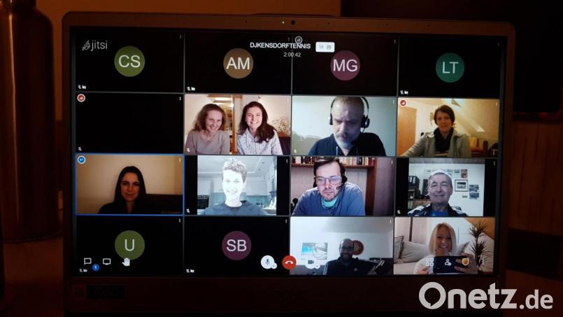 Die DJK-Tennissparte wählt eine neue Abteilungsleitung mit Spartenleiterin Linda Trager (unten rechts), Stellvertreter Bastian Bartmann (zweite Reihe, Zweiter von rechts), Schriftführerin Lea Schmalzbauer (dritte Reihe, Dritte von rechts) sowie den Beisitzern Sabine Müller (dritte Reihe, rechts), Melli Sommerer (Zweite Reihe, links) und Christoph Müller (unten, Zweiter von rechts) Bild: tra