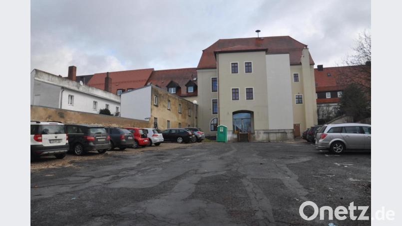 Im Mai soll der Anbau am alten Rathaus fertig werden. Dann geht es mit dem zweiten und schließlich mit dem ersten Stock weiter. Insgesamt sind für die Bau- und Sanierungsmaßnahmen im Rathaus 1,5 Millionen Euro vorgesehen. Der frei gemachte Hofbereich wird auch Abstellplatz für die Baufahrzeuge, die beim Bau des Rathauses II gebraucht werden. Bild: ws