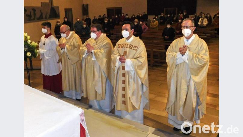 Den Festgottesdienst zelebrierten die Geistlichen Martin Neumaier, Franz Pfeffer, Sven Grillmeier und Harald Schraml (von rechts). Bild: hai