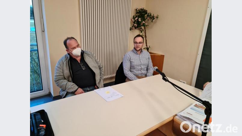 Bernd Jantos und Maximilian Nössner vom Bayernwerk informierten über Pläne für den Gasanschlussausbau in Grafenwöhr und wollen Zahlen und Pläne nachliefern. Bild: sne