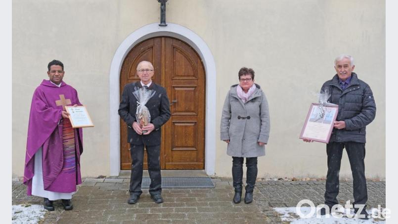 Pater Georg Parampilthadathil, scheidender Mesner Johann Schloßer, Stellvertreterin Heidi Schloßer und Kirchenpfleger und Mesner Jakob Mutzbauer (von links) sind hier bei der Verabschiedung zu sehen. Bild: twi