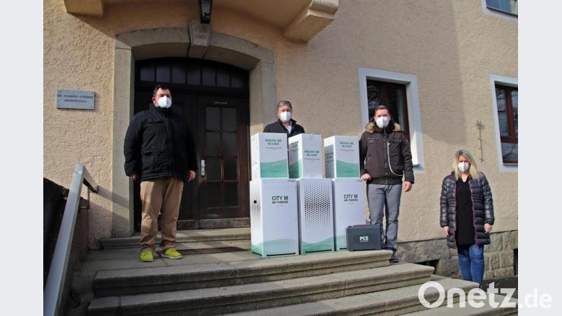 Bei der Übergabe der Luftreiniger in der Dr.-Heinrich-Stromer-Grundschule (von links): Elternbeiratsvorsitzender Michael Lehner, Dritter Bürgermeister Michael Streit, Manuel Nittmann und Konrektorin Sandra Weber. Bild: jma