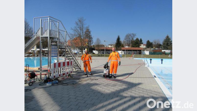 Gerald Riederer (rechts) und Martin Hoschek machen das Egrensisbad in Waldsassen fit für die neue Saison. Die soll voraussichtlich am 13. Mai starten. Bild: kgg