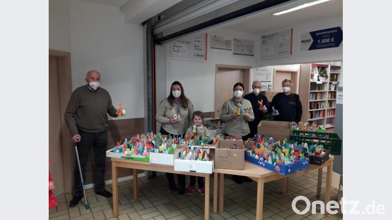 Die Weidener Georgspfadfinder haben für die Tafel-Kunden 700 Osternester gebastelt. Bild: Christoph Pausch/exb
