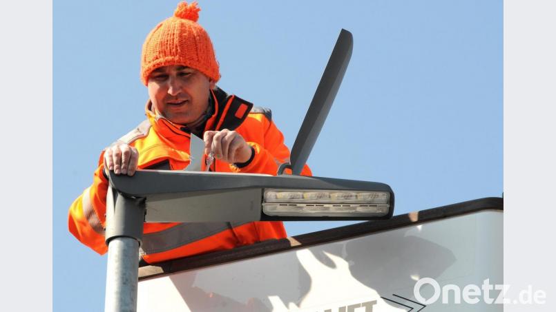 Hilft der Stadt beim Geldsparen: Bauhofmitarbeiter Jochen Sandig montiert von einem Hubkran aus moderne LED-Lichter in einer Straßenlaterne. Allein im vergangenen Jahr konnten so 385 000 kWh Strom gespart werden. Bild: Stephan Huber