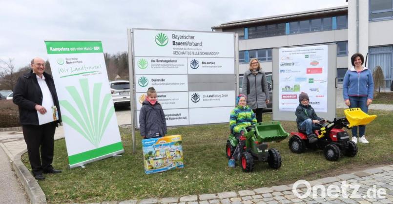 Die Kreisbäuerinnen Sabine Schindler (rechts) und Manuela Pronath (Mitte) überreichten gemeinsam mit BBV-Kreisgeschäftsführer Josef Wittmann (links) den Hauptgewinnern des Gewinnspiels die Preise. Von links Alexandra Meier, Thomas Bodensteiner und Xaver Bierler. Bild: Hirsch