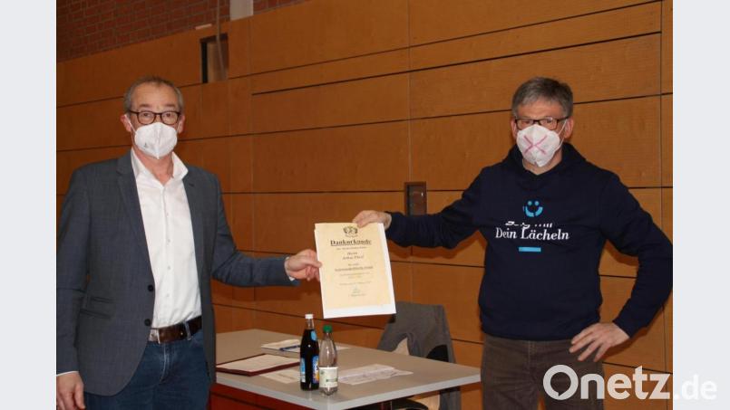 Bürgermeister Erwin Geitner (links) überreichte Arthur Flierl zum Abschied aus dem Gemeinderat eine Urkunde. Bild: sam