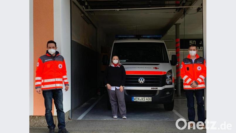 Die kommissarische Bereitschaftsleiterin Franziska Bablitschky (Mitte) und stellvertretender Kreisbereitschaftsleiter Thomas Rauch begrüßen den neuen Bereitschaftsleiter Ediz Kozanli (links), Bild: Julia Rupp/exb