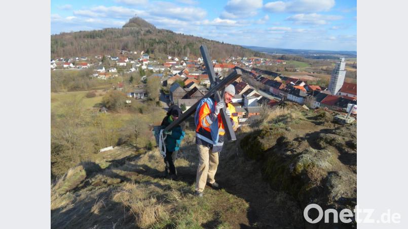 Richtig schwer schleppen und so eine Art eigenen Kreuzweg erleben durften Bürgermeister Wolfgang Haberberger und Pfarrer Hartmut Klausfelder, um das gewichtige Gipfelkreuz auf dem oberen Plateau des Kleinen Kulms zu platzieren. Bild: ow