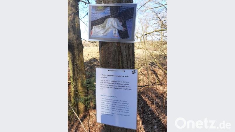 Viele begehen den Kreuzweg in freier Natur, hier die siebte Station „Jesus fällt zum zweiten Male unter dem Kreuze&quot;. Bild: sche