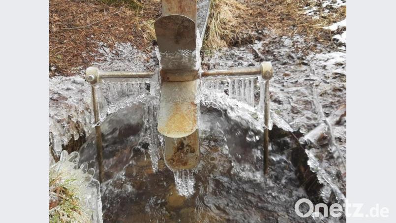 Auch im Frühling hat Väterchen Frost das Wasserrad noch fest im Griff. Bild: soj