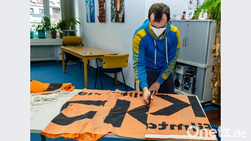 Zuerst gilt es, die Transparente auf das richtige Maß zuzuschneiden. Bild: Hösamer