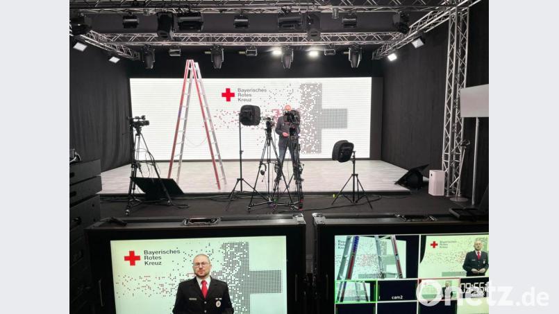 Professionell gehen die Ehrenamtlichen des BRK-Erbendorf nicht nur im Einsatz vor, auch die Videoansprache wurde mit neuester Technik von der Firma TCLC in Wernberg aufgenommen. Bild: fks