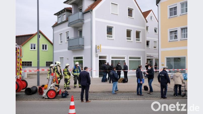 Am Mittwochfrüh wurde der Umgriff der Commerzbank-Filiale für die Ermittlungsarbeiten abgeriegelt. Bild: mab