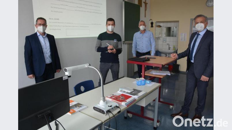 Landrat Roland Grillmeier (rechts) informierte sich in der Realschule im Stiftland vor Ort über die Umsetzung des Programms "Digitales Klassenzimmer". 189.000 Euro hat der Landkreis als Sachaufwandsträger investiert. Von links Schulleiter Stephan Drexler, Lehrer und Digitalbeauftragter Manuel Brucker sowie Jürgen Drahota (Firma Arados). Bild: jr