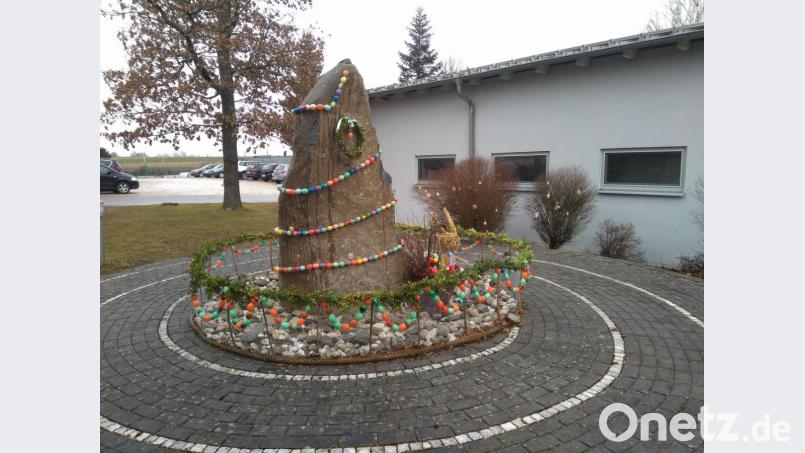 Der Brunnen auf dem Geländes des Hauses der Betreuung und Pﬂege in Schlicht ist bereits österlich geschmückt. Bild: ct