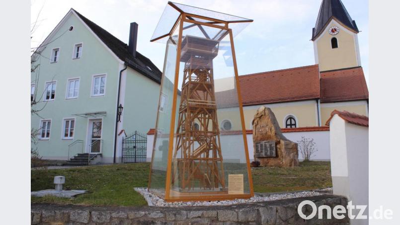 Geschützt in einer Einhausung schmückt ein Modell des bisherigen Hirschbergturms seit dem vergangenen Jahr den Dorfplatz in Fuhrn. Bild: pko