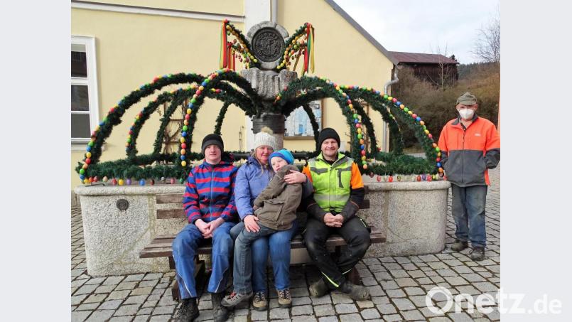 Nach getaner Arbeit hatte sich die Familie Hautmann (vorne) eine Pause verdient. Unterstützung beim Herrichten des Osterbrunnens bekam sie von Georg Wagner (rechts). Bild: hl