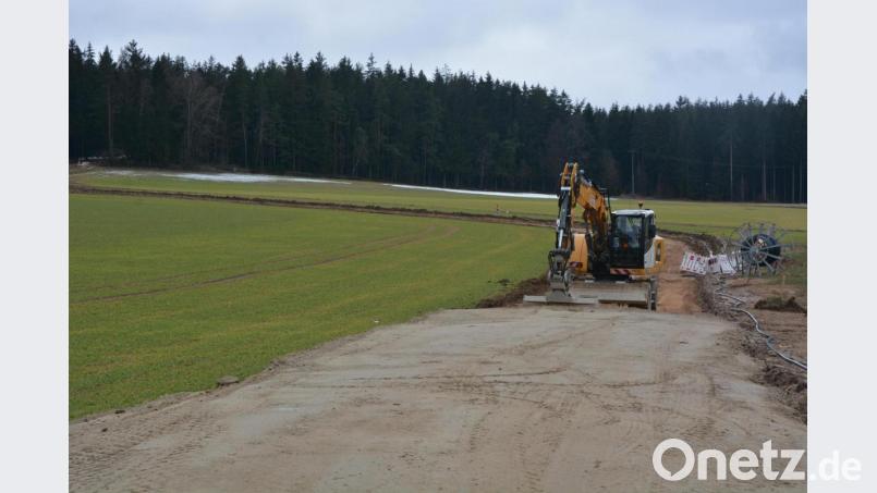 Rund 2,53 Millionen Euro, einschließlich Grunderwerb, kosten der Straßenausbau und die Sanierung der Gemeindeverbindungsstraße ST 2178-Pechtnersreuth (im Bild die Baustelle von Pechtnersreuth her
in Richtung Staatsstraße). Daneben sind im Haushalt weitere Infrastrukturmaßnahmen eingeplant, vor allem für die Erneuerung von Kanal- und Wasserleitungen. Bild: jr