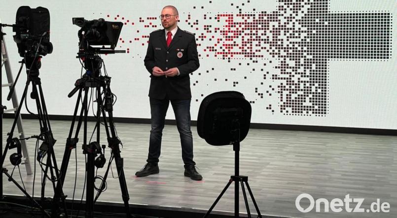 Statt einer Vollversammlung in der Stadthalle zu organisieren, zeichnete BRK-Bereitschaftsleiter Sven Lehner seine Ansprache auf. Diese konnten sich die Mitglieder bequem zu Hause ansehen. Bild: fks