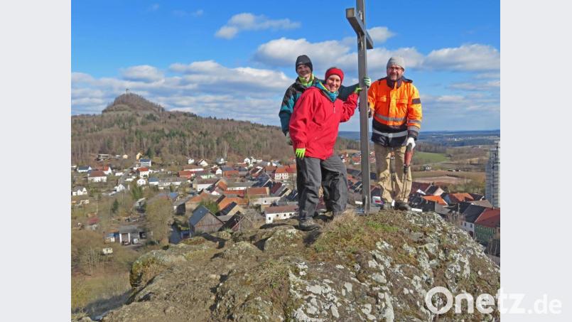 Es ist vollbracht. Stolz präsentieren sich die Macher mit dem gerade aufgestellten Gipfelkreuz auf dem Kleinen Kulm. Von links: Pfarrer Hartmut Klausfelder, Monika Klausfelder und Bürgermeister Wolfgang Haberberger. Bild: ow