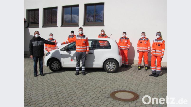 Phillipp Mangold (Vierter von links), Leiter der Helfer vor Ort Haidenaabtal, freut sich mit seiner Truppe über die Spende der Kolpingsfamilie Mantel, die Vorsitzender Georg Schlehuber (links) überreicht. Die Helfer sparen auf ein neus Einsatzauto. Bild: sei