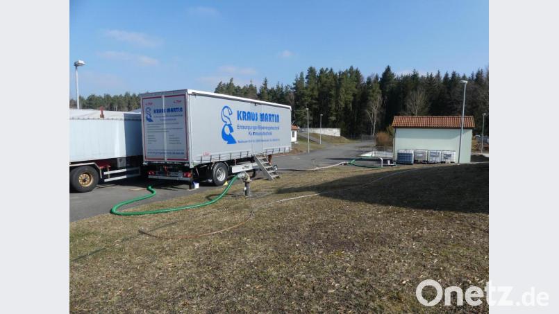 Den Auftrag zur Entsorgung des Schlamms der städtischen Kläranlage erhielt für dieses Jahr die Firma Kraus aus Vohenstrauß. Bild: rn
