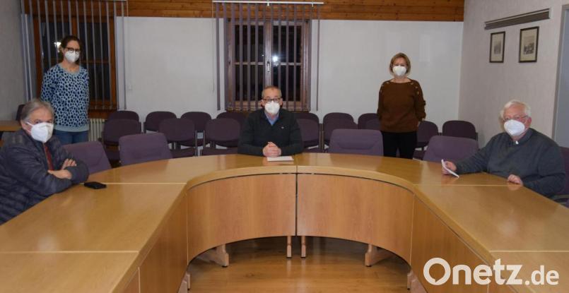Sind private Treffen die Ursache? In Rieden sorgen sich die Verantwortlichen über die explodierenden Coronazahlen (von links): Pfarrgemeinderatsvorsitzender Josef Weinfurtner, Dr. Anne Althammer, Bürgermeister Erwin Geitner, Dr. Gertraud Weigert und Pfarrer Gottfried Schubach. Bild: bö