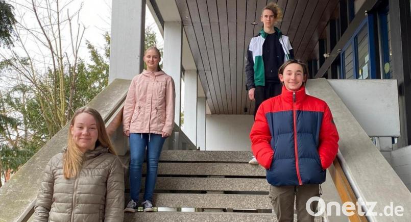 Die Teilnehmer an "Jugend debattiert" (unten, links) Amelie Nutz und (unten, rechts) Maximilian Büttner sowie (oben, links) Antonia Tessmann und (oben, rechts) Luca Koch. Bild: Veronika Frenzel/exb