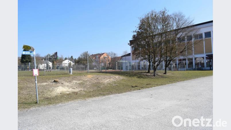 Die Sportler jeden Alters werden sich freuen. Zwischen Schulsportplatz und Parkplatz wird in Kürze die Parkouranlage gebaut. Bild: bnr