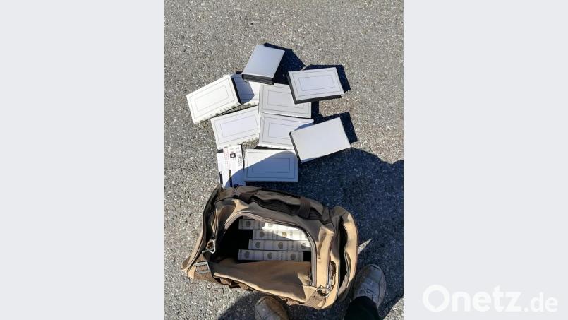 Auch eine Sammlung alter Videokassetten kommt zum Vorschein. Bild: jma