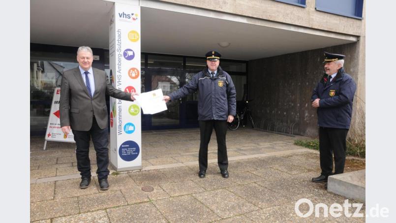 Landrat Richard Reisinger (links) übergab Kreisbrandinspektor Martin Schmidt die offizielle Ernennungsurkunde zum Örtlichen Einsatzleiter. Kreisbrandrat Fredi Weiß (rechts) gratulierte ebenfalls. Bild: Landratsamt Amberg-Sulzbach/exb