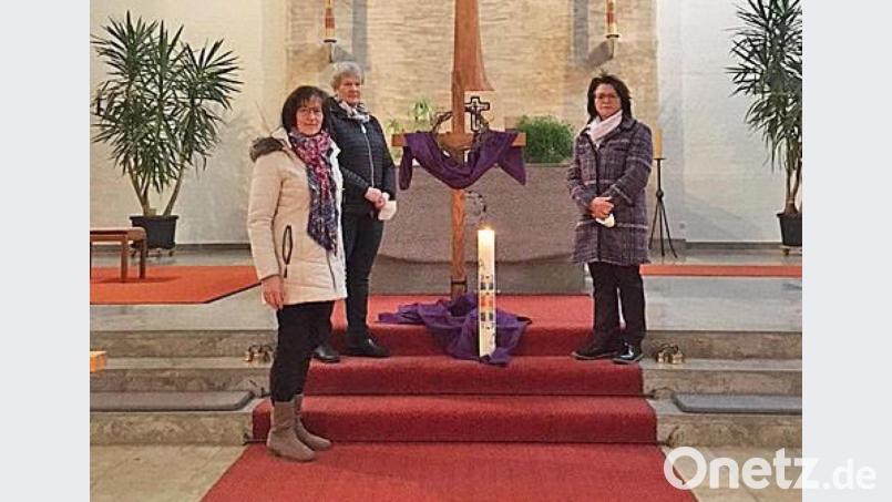 Die Lektorinnen Anita Wiesent und Maria Krös sowie die Frauenbundvorsitzende Maria Schlögl gestalteten eine Kreuzwegandacht zur Pandemie Bild: twi