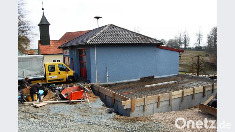Der Anbau ans Gerätehaus der Klobenreuther Feuerwehr hat bereits begonnen. Schon in den nächsten Tagen soll die Bodenplatte betoniert werden. Bild: sm