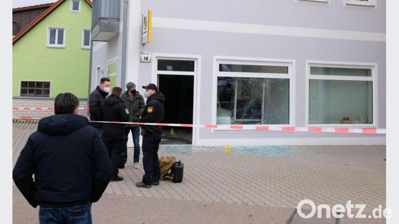 Durch die Detonation ging auch die Glasfront des Gebäudes zu Bruch. Bild: mab