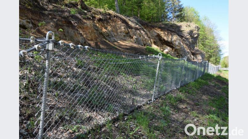 Mit einem niedrigen Steinschlagschutzzaun am Böschungsfuß werden künftige Steinabgänge abgesichert. Die Anlage soll nahezu baugleich die bei Pfaffenhofen (Bild) sein. Bild: bö