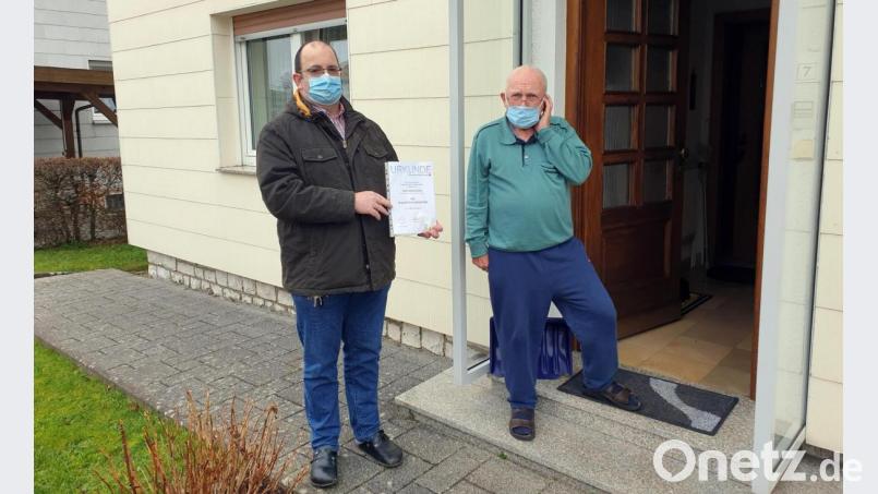 Bereitschaftsleiter Markus Popp überreicht Alfred Seifert eine Urkunde für 50 Jahre Zugehörigkeit beim BRK Auerbach. Bild: jma