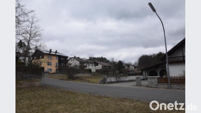 Gegenüber dem ehemaligen Lucerna würde die Antragstellerin zwischen den Anwesen Fuchs (unten) und Wittmann (oben) die Wohnanlage bauen. Bild: fz