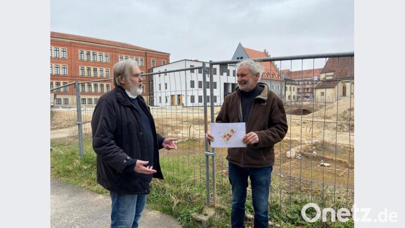 Es muss nicht Ten Brinke sein, sagen Wolfgang Schimmel (links) und Achim Hüttner von der IG Menschengerechten Stadt. Ein befreundeter Architekt hat ihnen einen Entwurf zur Verfügung gestellt, wie das Bürgerspitalgelände alternativ überplant werden könnte. Bild: ass