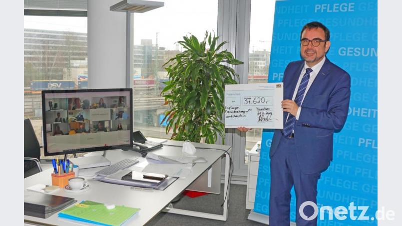 Minister Klaus Holetschek übergibt digitale den Förderbescheid. Bild: Bayerisches Staatsministerium für Gesundheit und Pflege/exb