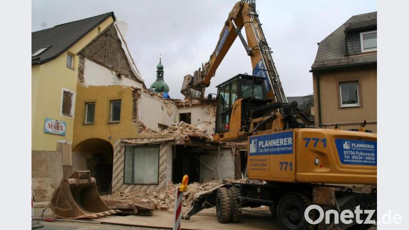 Auf Hochtouren laufen derzeit die Abbrucharbeiten am ehemaligen Ries-Haus. Bild: fpoz