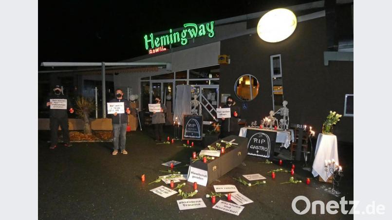 Auf dem Parkplatz des Hemingway herrschte Totenstimmung. Die Gastronomie wurde symbolisch zu Grabe getragen. Bild: Dobmeier